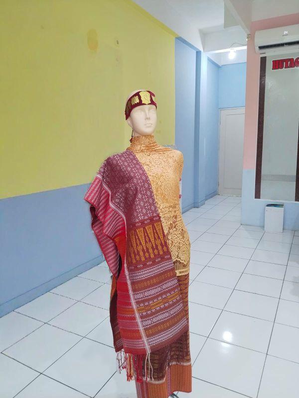 Songket Tumtuman tanpa sambung by Hutagaol Songket Songket Tumtuman tanpa sambung by Hutagaol Songket