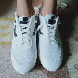 Sepatu Sneakers Wanita Tali Simpel Kulit Casual Putih Shoes