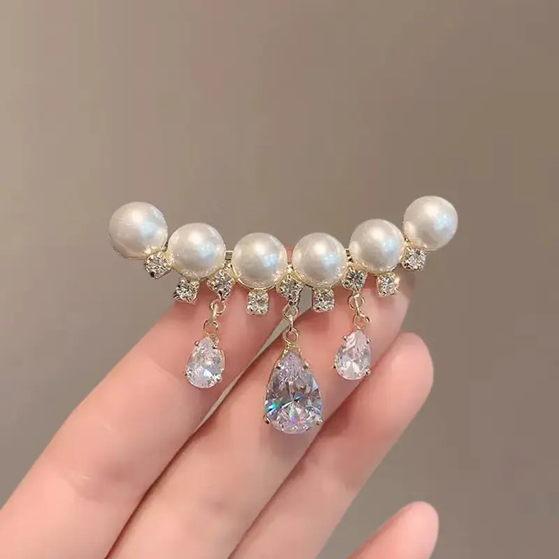 Mother Day Gifts Pearl Tassel Water Droplet Zircon Brooch Selendang Bahu, Exquisite Suit Sweater Chest Flower Accessory Fixed Clothes Anti Light Pin for Women