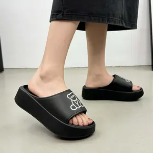 Sandal Karet Wanita Motif Beruang Desain Satu Bagian Sandal Selop EVA Hak Wedges Gaya Korea Sandal Luar Ruangan Anti Selip Sandal Rumah Tebal Lembut Sepatu Karet Berkualitas Tinggi Shoes Sendal