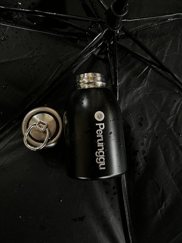 Tumbler tempat kopi 280 ML Grafir Laser dengan Keychain Hitam dan Logo Perunggu