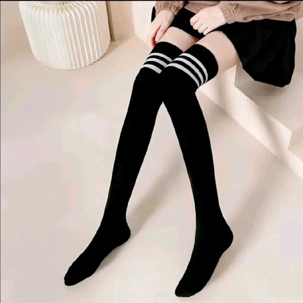kaos kaki sekolah panjang selutut hitam putih