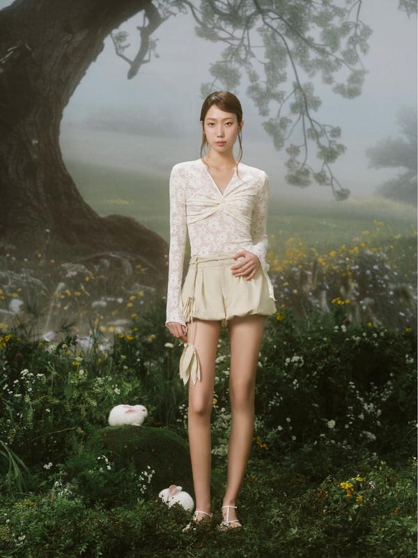  Áo ren cổ V tay dài xoắn ngực dáng ôm quyến rũ Cream Fleur Lace Front Twist Long Sleeves đi tiệc OLV 