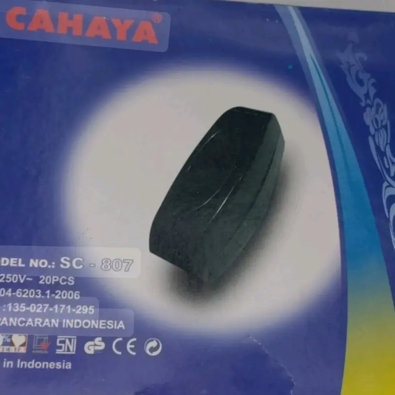 saklar gantung cahaya hitam