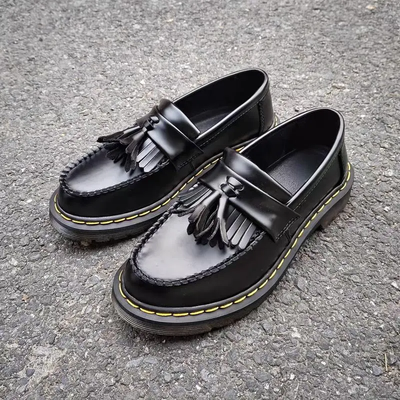【COD】 Men Classic Black Pu leather SHoes tassel Casual/Businesses mid heel Loafers Couple shoes36-45 Weight Decor Closed Comfort Footwear Walking Shoes Boy Walking Shoes(add one size down)