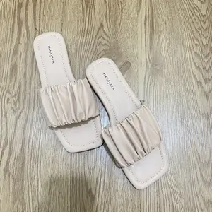 Hanayaka Sandal Teplek Wanita Winnie flat