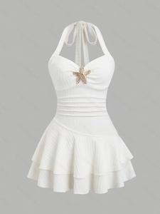 Vestido mini elegante para mujer con cuello halter, textura en el tejido, fruncido en el pecho, decoraciones metálicas, ideal para vacaciones de verano en la playa