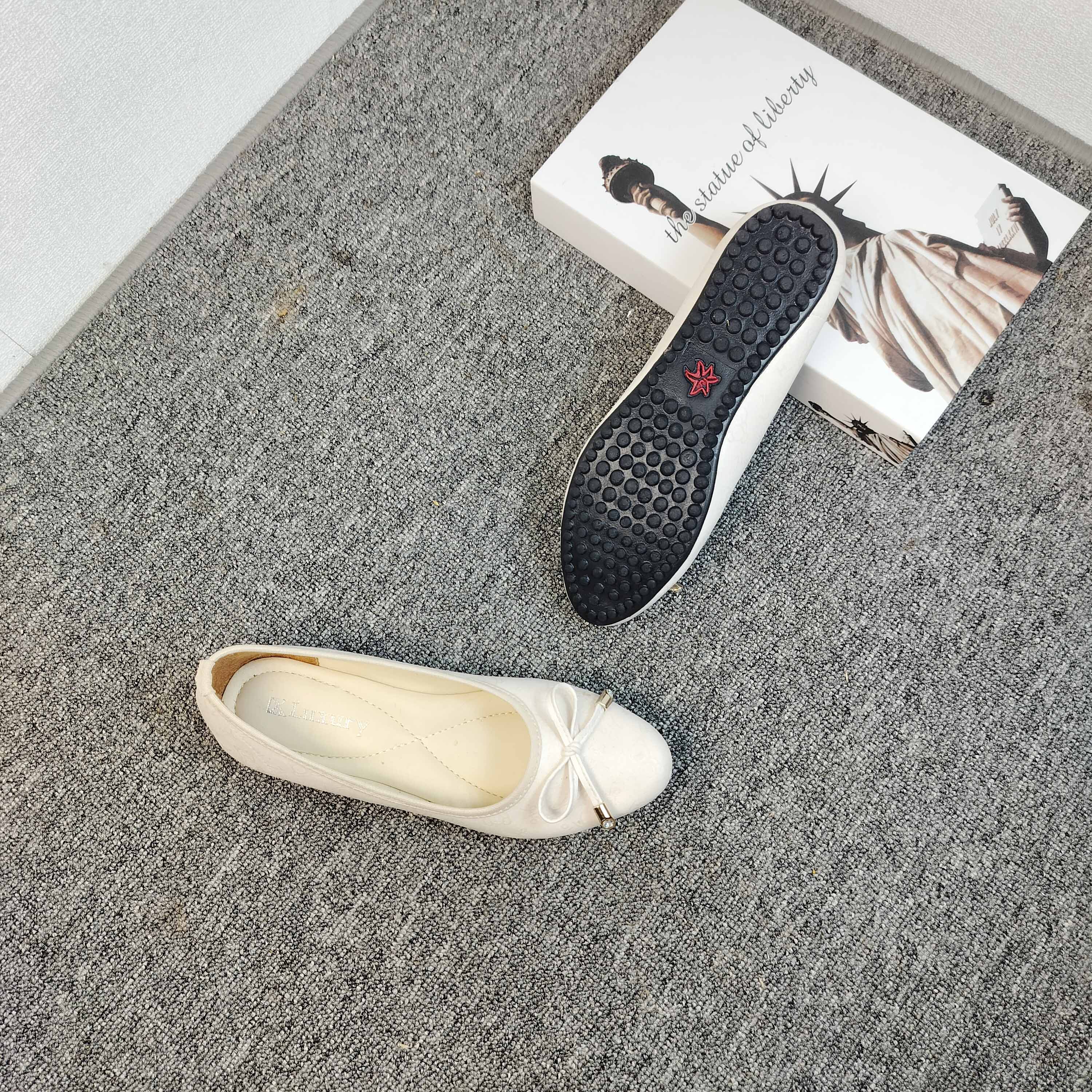 Sepatu Wanita Flatshoes Motif Labubu Variasi Tali Pita Permata Super Empuk