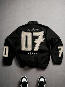 Chamarra con cierre de Los Ángeles negra para hombre con estampado de número 07 en la espalda y detalles de estrellas, ropa deportiva vintage con números de manga, ideal para estilo urbano casual y uso diario