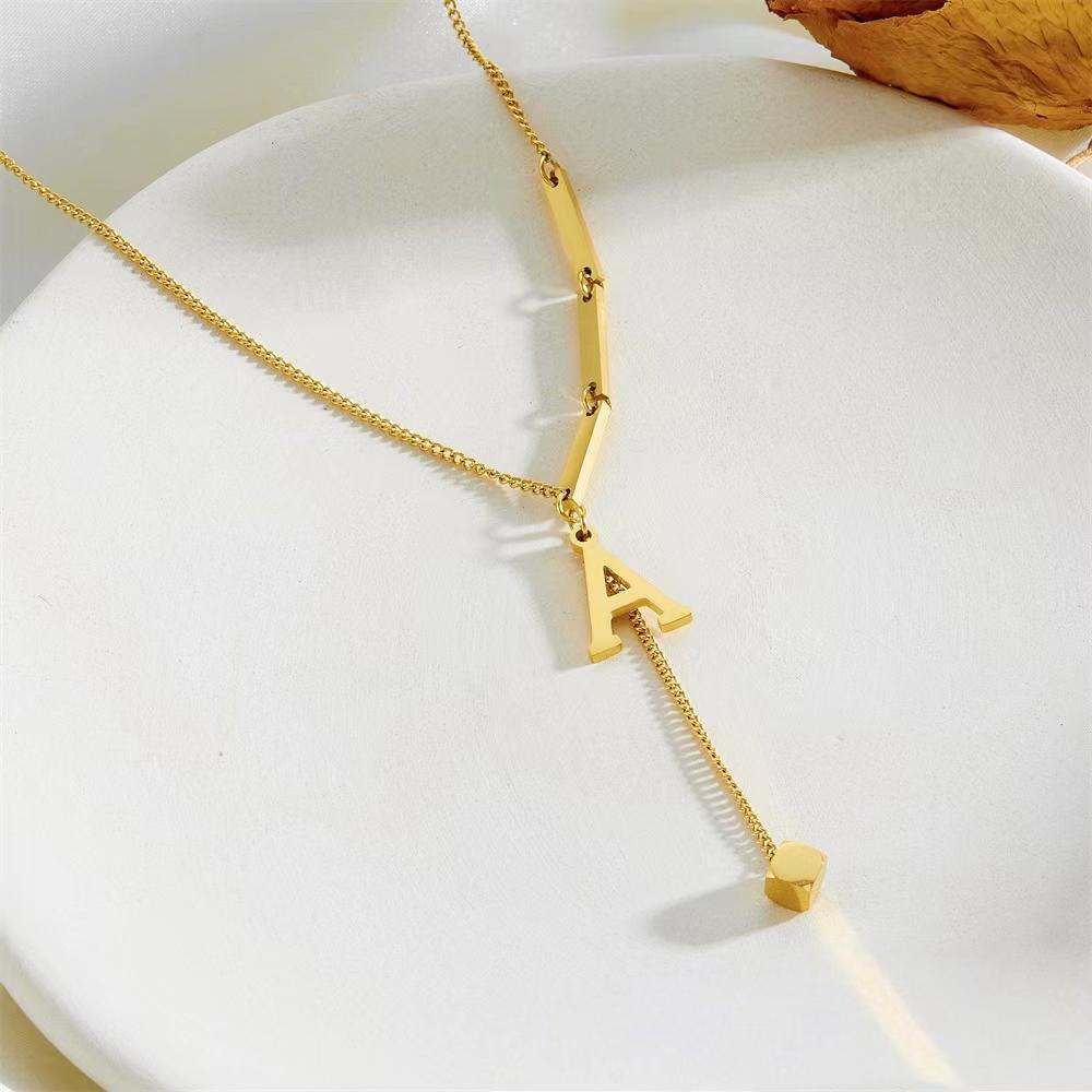 26 huruf tidak berwarna titanium baja kalung desain minimalis kotak gantung rantai rantai leher angin dingin