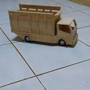 miniatur truck oleng, pintu belakang bisa dibuka tutup, gratis lampu LED