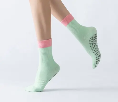 Colourblock Grip Socks (2 Colours) | FUNFIT