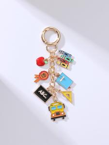 Llavero de aleación estilo escolar 2026, combinación de múltiples colgantes con lápiz de cera estilo pizarra, regalo para estudiantes al regreso a clases, adorno divertido para bolso de moda