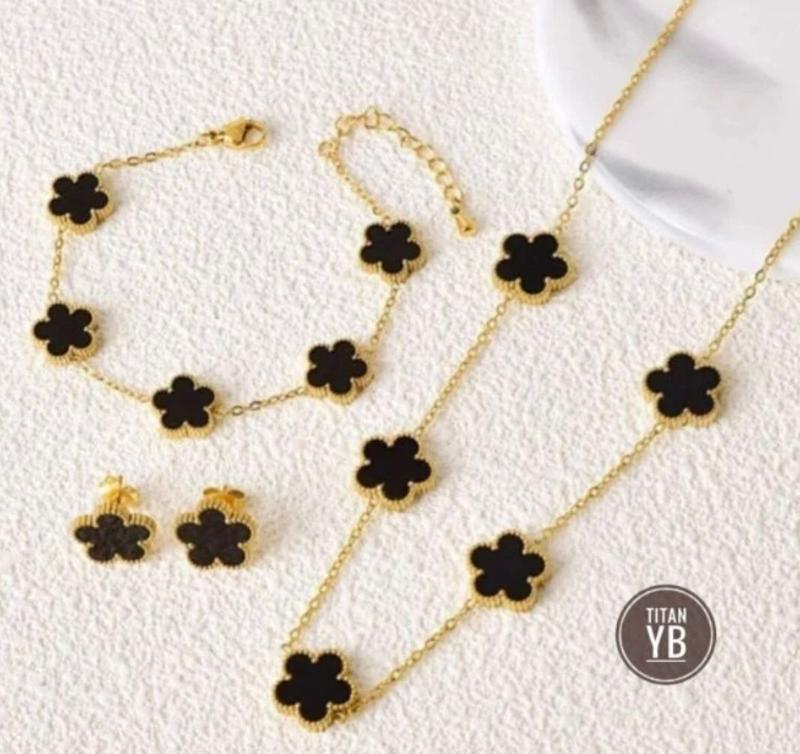 Product Introduction of Set Kalung Perhiasan Titanium Wanita bunga hitam Terlaris kalung  titanium kalung bunga hitam kalung clover 3