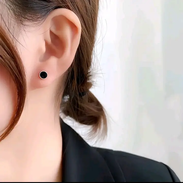 Anting Titanium Wanita Bulat Keramik Hitam Anti Karat