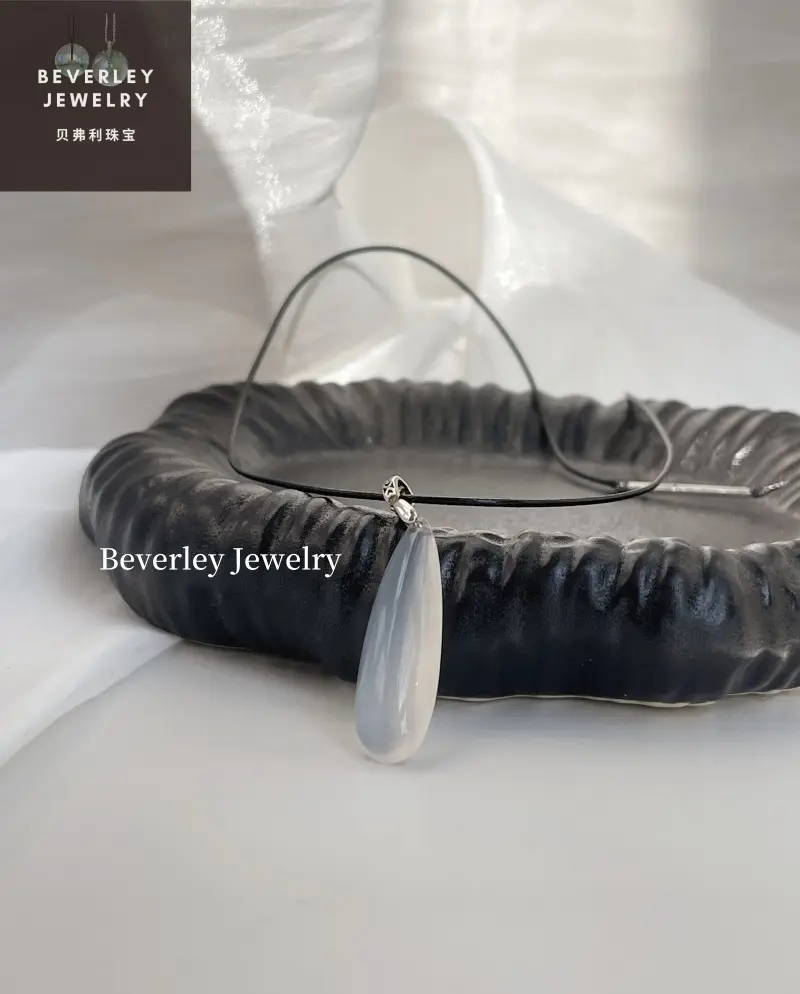 Beverley Jewelry-Transparent water-foam jade (water-foam stone), collectible necklace, decorative item, high-end, simple in lines