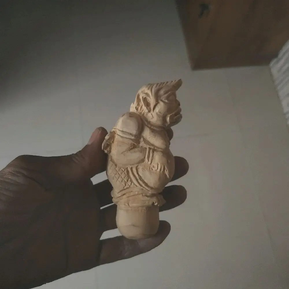 Patung Kayu Ukiran Unik dengan Detail yang Menarik