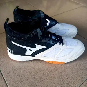 Sepatu Voli Olahraga Raber Karet Anti Slip Sneakers Sport Berkualitas ...