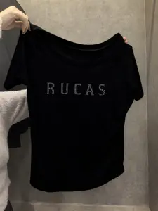 Kaos oblong hitam off-shoulder wanita lengan pendek longgar musim panas melangsingkan dan menutupi daging satu bahu atasan gadis seksi putih katun Unik Santai sablon T-Shirt Nyaman Baju Lembut