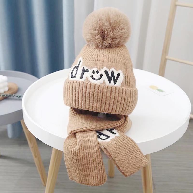 Product Introduction of Bộ Mũ Khăn Quàng quàng cổ Chữ Pompom, Thiết Kế Dễ Thương, Thích Hợp Cho Mùa Đông, Ấm Áp Và Dày, Cho Bé Trai Và Bé Gái Trẻ Mới Biết Đi, Mũ Len, Chống Gió Ngoài Trời, Bao Gồm Khăn Quàng Cổ Và Mũ Cho Trẻ Em 9