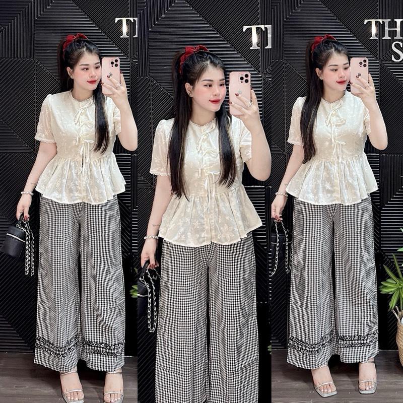 47-58kg- Set áo xô thêu hoa vạt xoè cột dây màu kem. Quần đũi dáng suông dài 95cm .Thystore.