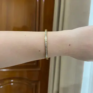 Gelang kaku wanita model Permata di bagian depan