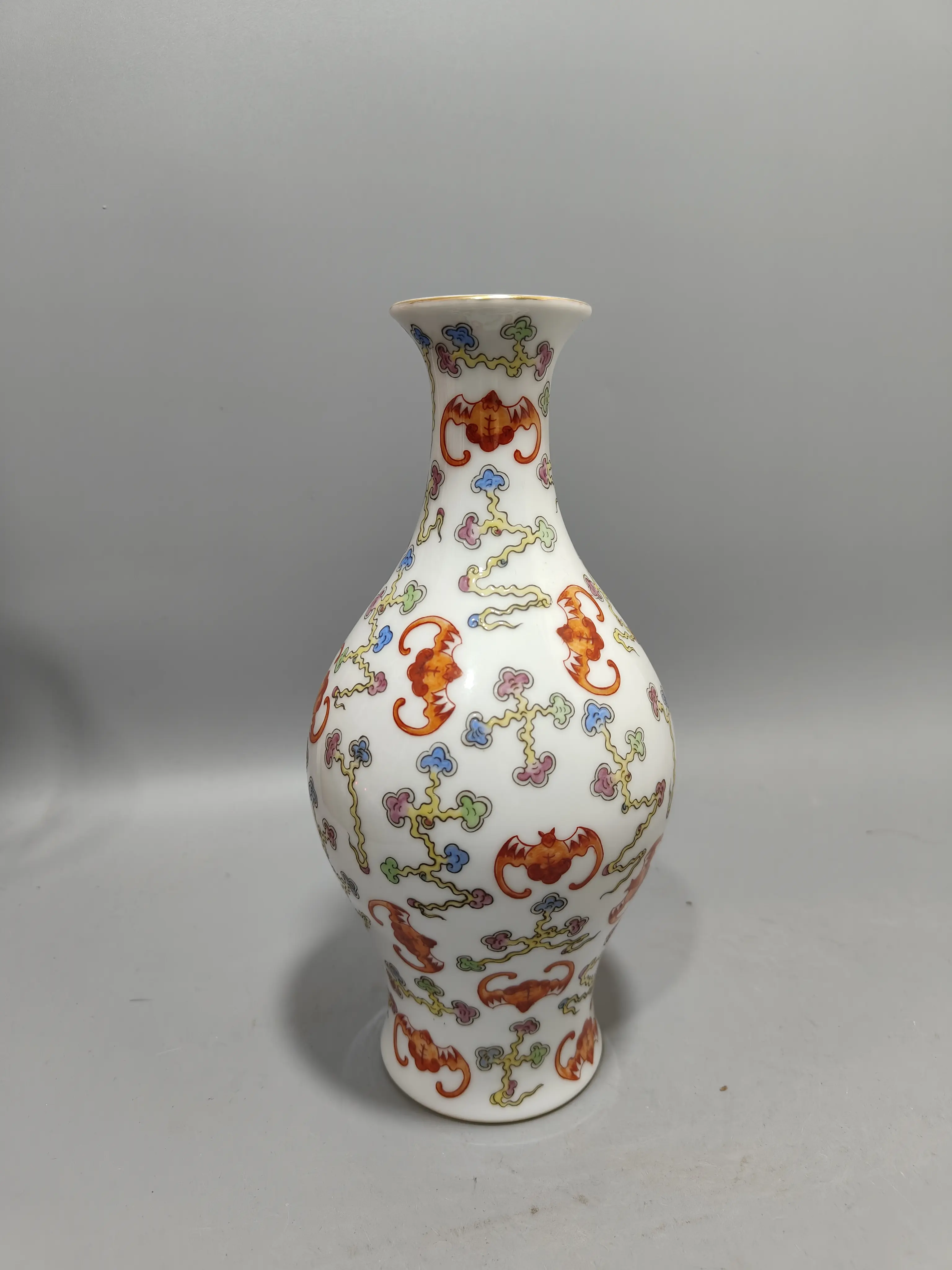 Yongzheng pastel bat Xiangyun olive bottle of Qing Dynasty.