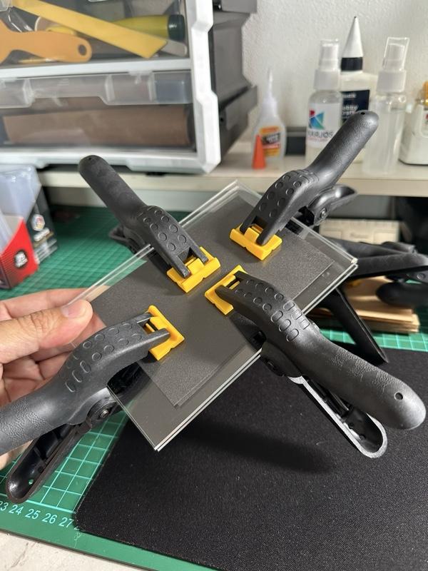 Card Press Tools ini dirancang khusus untuk kolektor Pokémon TCG & Trading Card yang ingin merapikan kartu dengan cara aman, stabil, dan terkontrol.