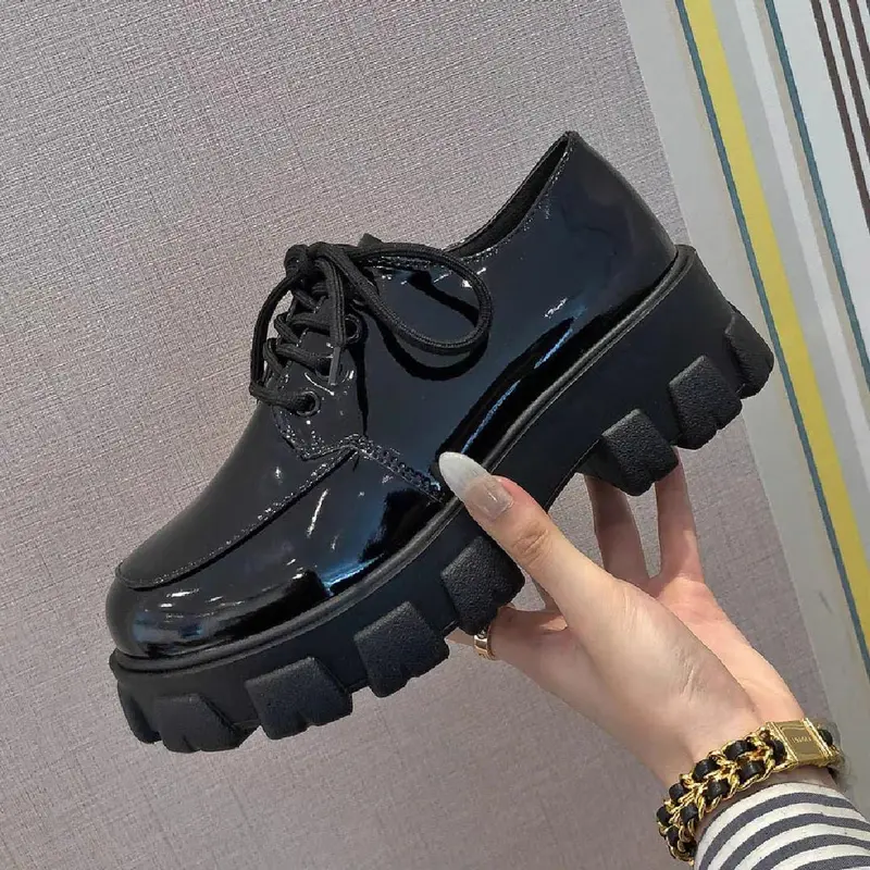Sepatu Wanita Docmart Semi Boots Sol Tebal 5cm Hitam Gloosy dan Doff Gaya Klasik 5