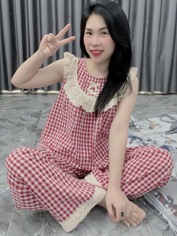 Bộ đồ ngủ mặc nhà nữ áo cộc sát nách cổ tròn cao phối viền bèo ren bản to đính 2 nơ trước ngực dáng baby xoè rộng quần xuônh thẳng hoạ tiết kẻ caro nhỏ chất đũi mềm mịn mát thấm hút mồ hôi