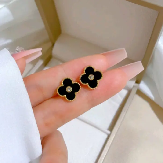 anting tusuk permata di tengah klvr titanium terbaru 0