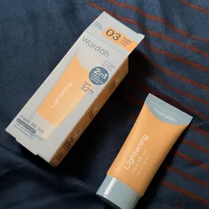 WARDAH BB Tint Lightening Fresh BB Tint 15ml - Base Makeup Super Ringan yang Diformulasikan dengan SPF 32 PA+++ dan Serum Niacinamide Untuk Hasil Makeup Flawless dan Cerah - Foundation - Tahan Air & Keringat - Tahan Lama- Makeup