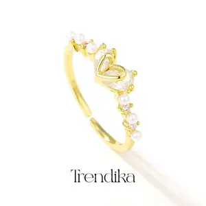 Trendika KOL Cincin cinta zirkon berkualitas tinggi modis dan berhias cincin mutiara yang bersinar wanita, perhiasan ulang tahun kasual untuk hadiah R1066