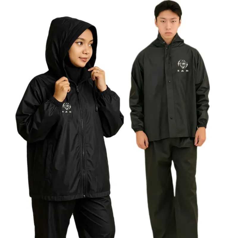 Jas Hujan 2 Set Couple Bahan PVC Raincoat dengan Hoodie dan Desain Elegan untuk Pasangan