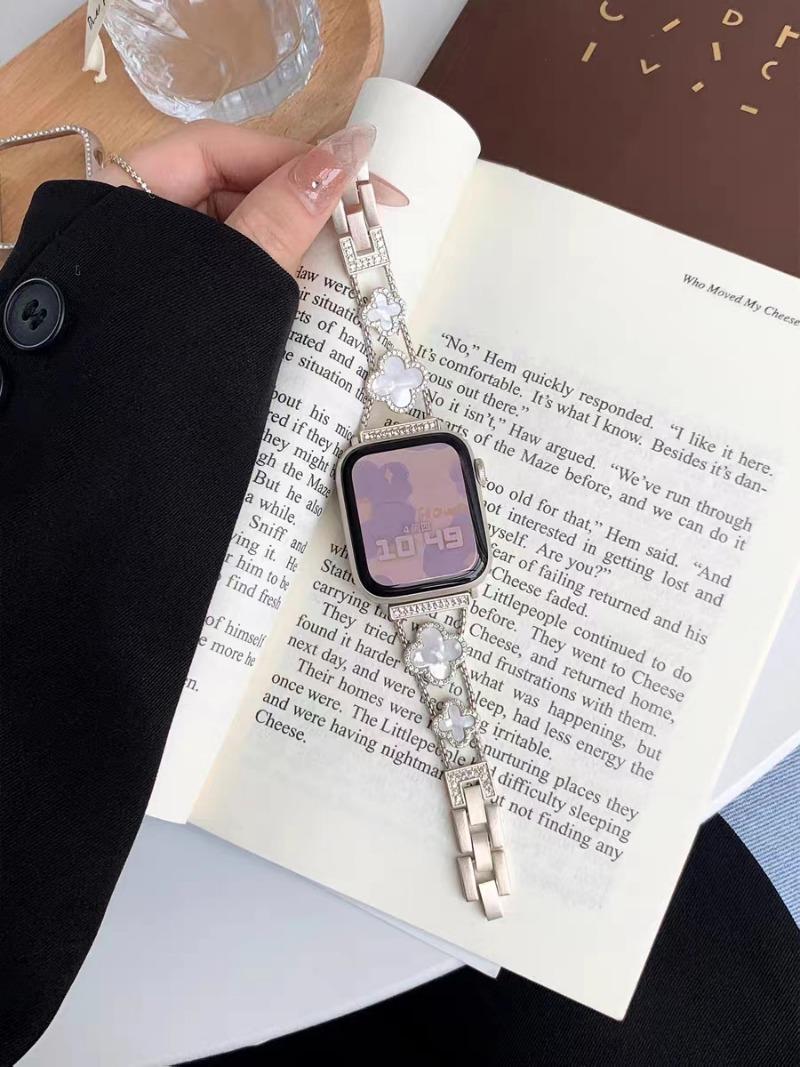 Product Introduction of Luxury Four-leaf clover rhinestone metal chain strap For iwatch Serie 9 8 7 6 SE 5 4 3 2 fashion Clover ladies band For iwatch Band 44mm 45mm 41mm 40mm 38mm 49mm 42mm 36