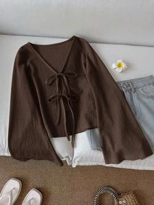 Camisa casual de corte holgado para mujer con cuello en V y manga con volante, texturizada de color sólido, de manga larga con botones al frente, moda para todas las estaciones