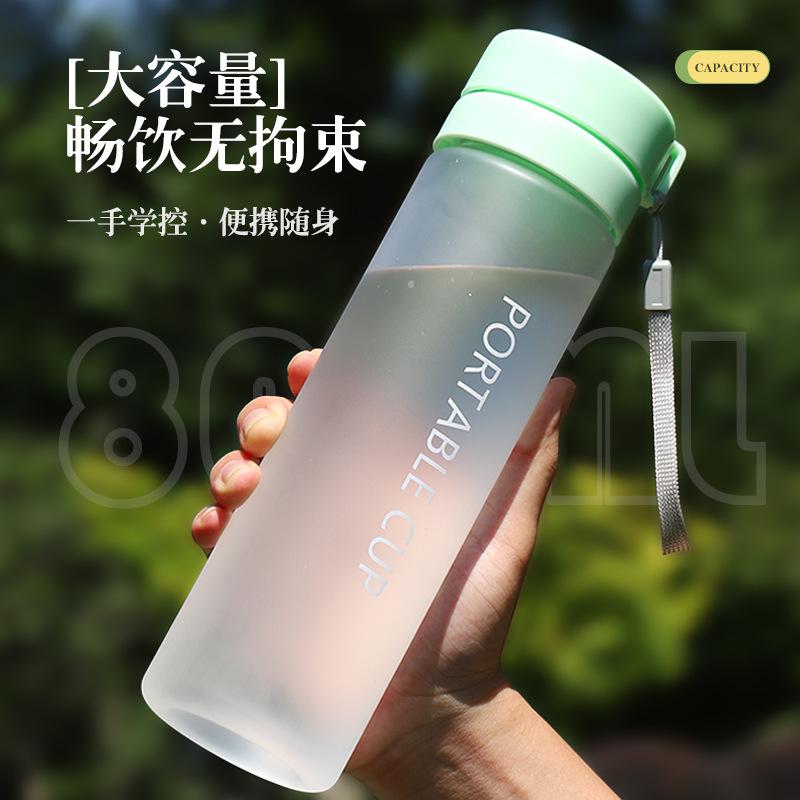 Bình nước thể thao có thể tùy chỉnh, phù hợp cho cả nam và nữ, dung tích lớn, thích hợp cho mùa hè, dễ mang theo khi sử dụng ngoài trời, không bị rò rỉ, đi kèm dây đeo để mang, đồng thời có dụng cụ pha trà, bình nước