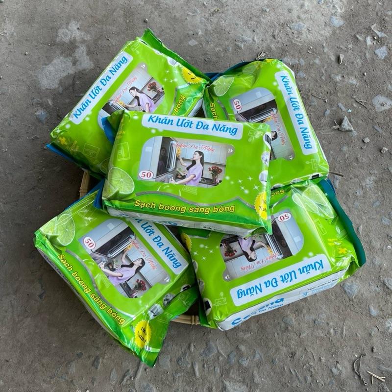 Combo 5 bịch khăn ướt đa năng làm từ vải không dệt rất dày dặn không sơ rách độ ẩm vừa đủ. Với công thức chứa chất tẩy rửa nhẹ và hoạt chất khoáng khuẩn sản phẩm giúp làm sạch bụi bẩn dầu mỡ vết bám cứng đầu trên nhiều bề mặt mà không để lại vết ố