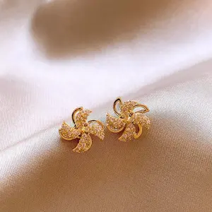 Anting Titanium Emas Mewah Motif Bunga Berlian Kristal Elegan untuk Pesta dan Fashion Wanita