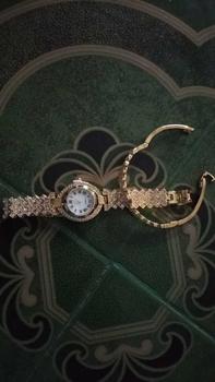 Product Review of LuxeGlow  Beli jam tangan dapat gelang gratis. Bayar di tempat saat barang diterima. Jam tangan wanita berlian emas berkilauan. Tidak luntur. Angka Romawi. Produk baru. Kegiatan diskon khusus. from N**g 0