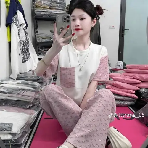 Set bộ nữ gồm áo phông form dáng đẹp mác da mix cùng quần dài hoạ tiết full