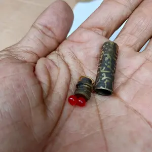 Sepasang Batu Merah Delima dan Tabung Kuningan