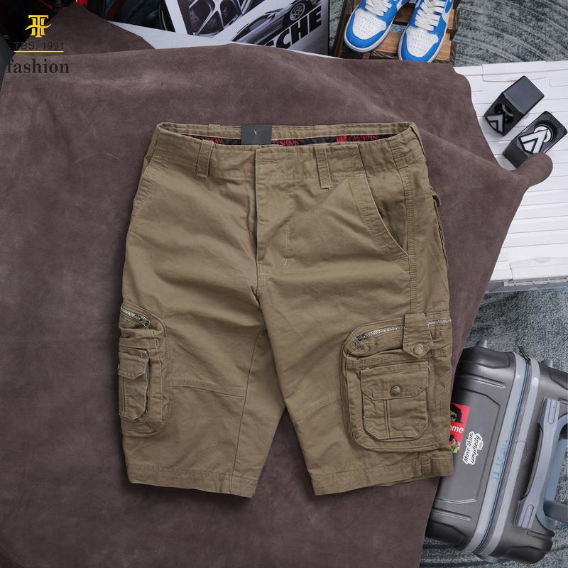 Quần short kaki nam túi hộp cao cấp, với 8 túi hộp có khoá kéo đồng phom dáng rộng thoải mái và sang trọng.