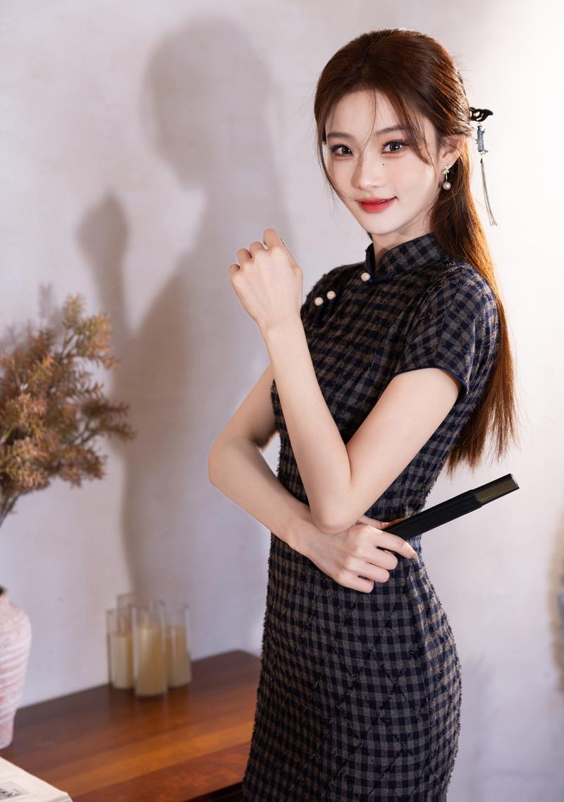 Product Introduction of Haig pattern short sleeve cheongsam women's new style! The buckle design is slim and retro, which is necessary for ladies to wear elegantly, and the classic plaid shows the oriental charm. 5