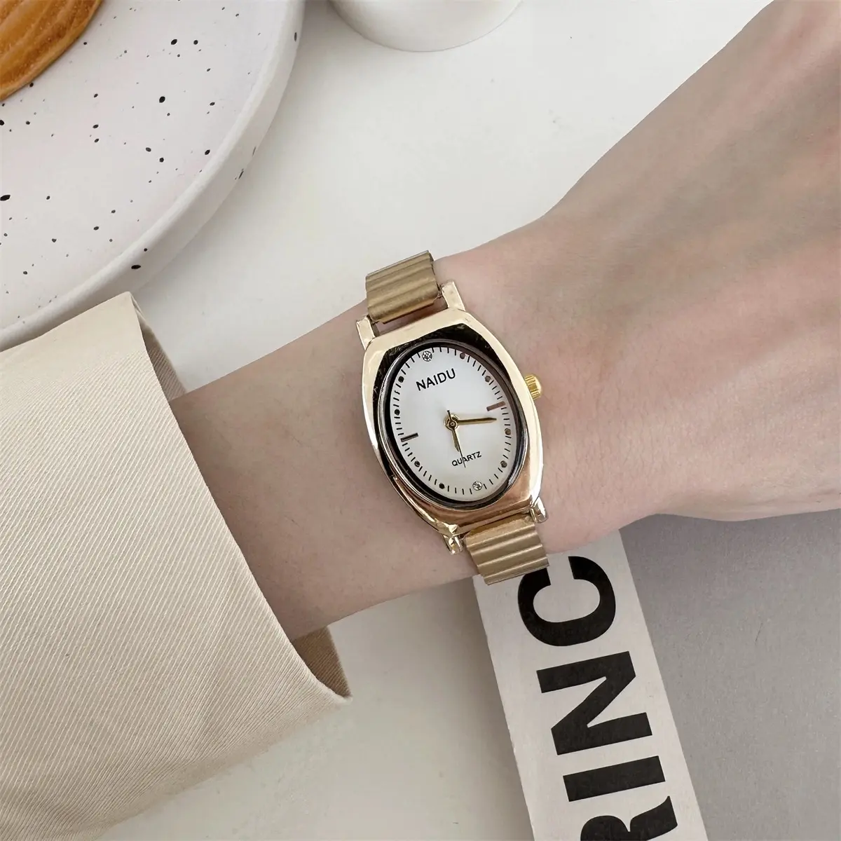 Chic Women's Wristwatch Retro Wine Barrel-shaped Watch for Women - Stylish Stainless Steel Quartz Timepiece