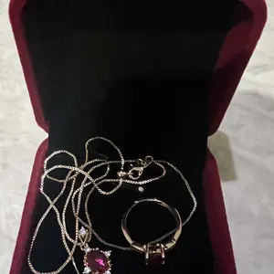 OS1-S389 Set Kalung dan Cincin Wanita Cranberry Jewelry Permata Red Ruby Premium Lapis Emas 18k Anti Luntur Anti Berubah Warna Garansi 1 Tahun Resmi Size Adjustable Kualitas Grade Terbaru Aksesoris Perhiasan Cincin Nikah Permata VVS1 Elegan COD