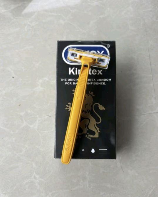 Product Introduction of Hộp 12 chiếc Uex dao cạo râu dùng 1 lần KingTeck chính hãng chắc tay thon gọn nhiều trơn,dai mềm mỏng phù hợp phái đàn ông muốn thỏa mãn nhu cầu . 1