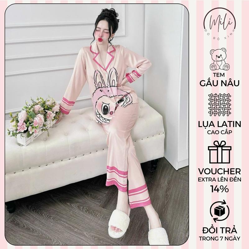 Tem Gấu Nâu Bộ Đồ Ngủ Nữ Big Size MiLi – Áo Tay Dài Labubu Cổ Vuông Nhọn Quần Dài Có Túi – Vải Lụa Latin Cao Cấp Form Rộng Thoải Mái