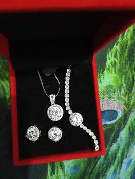 Product Review of Jewelery Paket Kalung Tangan Couple Elegan Cantik Kombo Carat  Adjustable Berkualitas Tinggi Dengan Desain Yang Elegan wanita Couple wedding Pasangan Cowo Pria Anti Karat Luntur Berubah Garansi 1Tahun  Cincin Anting COD 03 from z**a 0