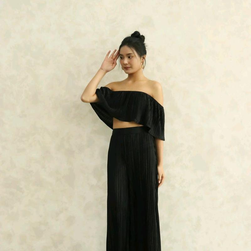Cleolia 2 Ways Pleated Top in Black 3